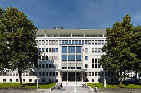 Haupteingang in den von der August-Bebel-Straße zurückversetzten Altbau<br />