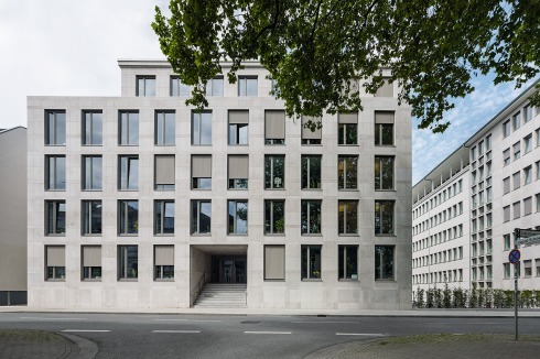 Der Neubau mit Eingang für eine evtl. separate Nutzung. Zwischen Alt- und Neubau liegt ein schmaler Gartenhof.<br />