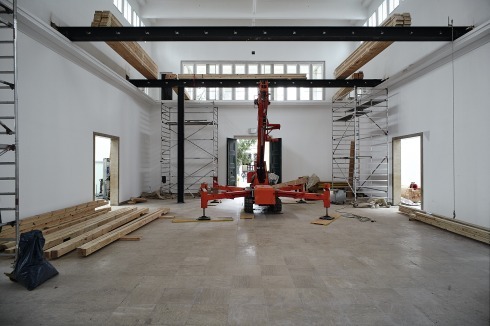 Montage in der zentralen Halle des Pavillons einer zweiten Ebene mit Treppe für eine weitere Ausstellungsfläche<br />