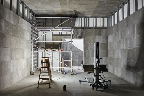 Während des Aufbaus der Ausstellungseinbauten. Rechts: Metwaly und Rizk haben in einem der Seitenflügel Kairoer Bodenfliesen ausgelegt.<br />