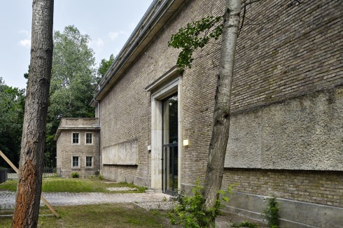Die Straßenfront mit dem ursprünglichen Haupteingang zum Mittelatelier. Die Besucher betreten das &nbsp;Kunsthaus über den Westflügel, hinten im Bild.<br />