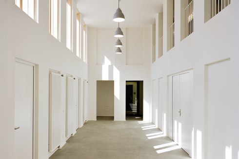 Im Gegensatz zum westlichen Gebäudeteil mit der Bürostruktur der Polizeidienststelle, gestalteten die Architekten den Grundriss im von der Vorwerker Diakonie genutzten Teil, offener.<br />