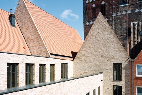 Mit abgehängten Ebenen und Galerien erstrecken sich Räume über zwei Geschosse hinweg.<br />
