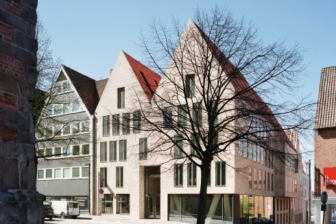Verglaste Hausecke als Vitrine: Die Funde auf dem Grundstück Schüsselbuden 6, die aus dem ersten Viertel des 13. Jahrhunderts stammen, haben die Architekten ausgestellt<br />