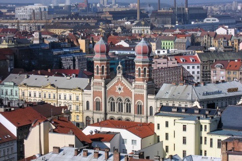 Blick über die westliche Innenstadt, Richtung Škoda-Werksgelände. Pilsen verkörpert das Industriezeitalter als Erfolgsgeschichte, dem Wohlstand verdankt sich auch die zweitgrößte Synagoge Europas (1888–93).<br />