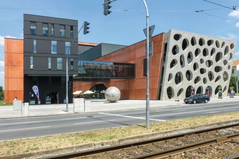 Neues Stadttheater von 2012–14. Die Architekten sind Vladimir Kružik (Pilsen) und Manuel Graça Dias/Egas José Vieira (Lissabon)<br />