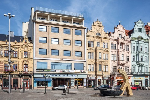 Selbst am Markt war die tschechische Moderne ohne Angst vor historischer Nachbarschaft. Wohn- und Geschäftshaus „Zu den zwei goldenen Schlüsseln“ von 1930–32<br />
