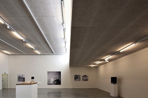Der Saal für temporäre Ausstellungen befindet sich auf zwei Geschossen im kleineren Gebäudeteil und wird durch Fensterbänder im Dach belichtet<br />