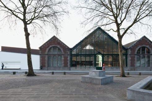 Das Museum am Boulevard Dolez setzt sich aus drei Teilen zusammen: Das ehemalige Pumpwerk als zen­trale Eingangshalle, links die ständige und rechts die temporäre Ausstellung <br />