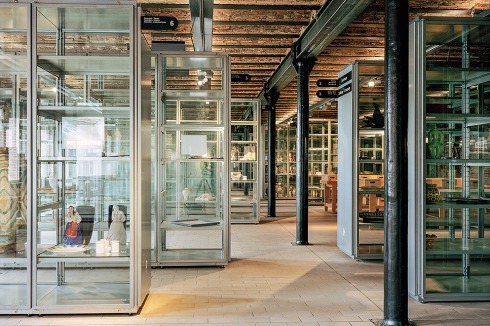 Das Erdgeschoss mit den fast raumhohen Vitrinen ist Teil des Museumsrundgangs.<br />
