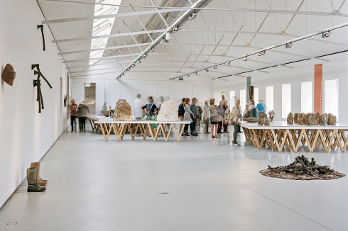 Der Saal mit den großenTischen liegt im Obergeschoss der alten Halle. Er kann flexibel genutzt werden. Hier finden vor allem Wechselausstellungen statt.<br />