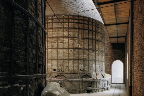 An mehreren Stellen wird ein Blick auf die drei Kohle-Brennöfen von 1865 gewährt. Sie bilden das Zentrum des Museums. Nur die Dachkonstruktion der Werkhalle wurde erneuert.<br />