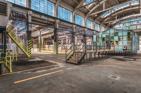 In der beeindruckend konstruierten Haupthalle des Depots hat das Studio Werner Aisslinger (Berlin/Singapur) sein „Green House“ aufgebaut, ...<br />