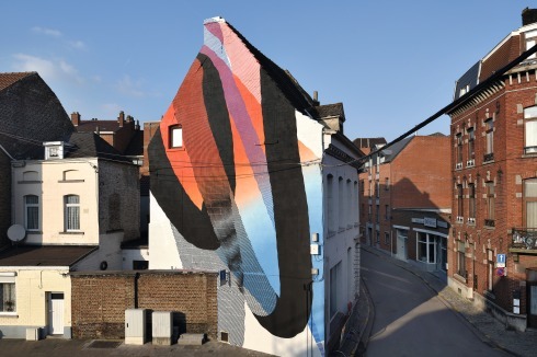 In der Stadt sind zahlreiche Kunstinstallationen zu sehen, die manchmal auch den Leerstand einiger Häuser überspielen. Die Gestaltung der Brandwand in der Rue de Cantimpret nennt sich „Fresco van Momo“.<br />
