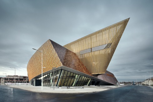 Das Kongresszentrum mit Holzverkleidung von Daniel Libeskind steht hinter dem Bahnhof. Der Ausguck bietet einen Blick auf den Belfried.<br />
