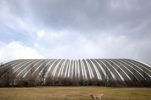Einst Paketposthalle, jetzt Klimahülle für ein Briefzentrum, künftig Konzerthalle? Aus 1582 Betonfertigteilen ist die 146 x 124 Meter große, bis zu 30 Meter hohe Konstruktion gefügt.<br />