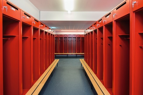 ... und Erschließungsräumen der Feuerwache wählte der Architekt Hans-Jörg Thelen Forbo-Step-Sicherheitsbeläge aus strapazierfähigem Vinyl.<br />