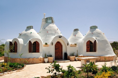 „Mondhaus“ in Jericho. Dicke Lehmmauern, kleine Fenster und oben gelegene Entlüftung sorgen ganzjährig für ein angenehmes Raumklima<br />