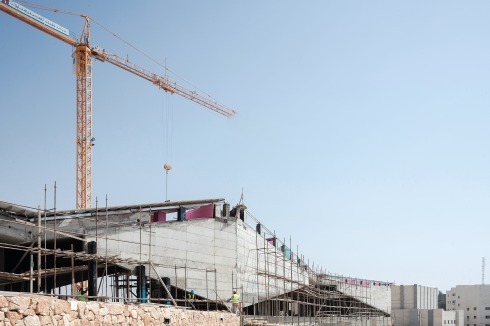 Durch die großen Fensterfronten des Museums reicht der Blick bei günstigem Wetter bis zum Mittelmeer<br />