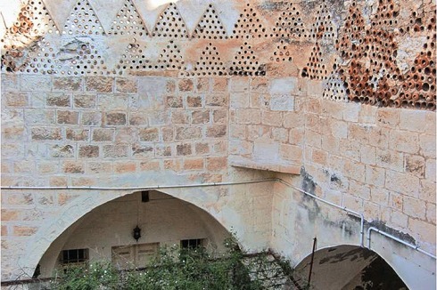 Details historischer Bauten, Nablus. L.: „homeless doors“<br />