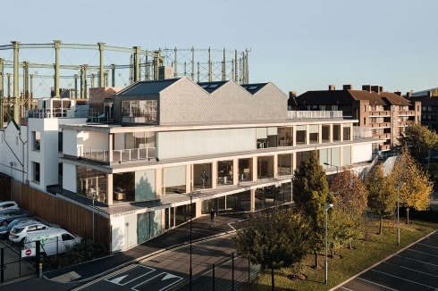 Unmittelbar hinter dem Social Justice Centre am Oval Way erheben sich die stadtbildbeherrschenden Gasometer. Bekannter noch ist der Oval Cricket Ground des Surrey County Cricket Club südlich der Liegenschaft, von dem sich der Straßenname herleitet.<br />