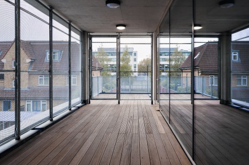 Die Terrassen, die den Büro- und Besprechungsräumen im Norden und Süden vorgelagert sind, stehen <br />am Wochenende dank Außentreppen auch der Nachbarschaft offen<br />