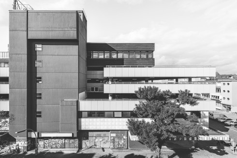 Die Agentur liegt versteckt im Blockinneren, über dem Parkhaus eines Einkaufszentrums<br />