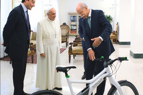 Bei der Übergabe des neuen Papamobils hatte Daimler-Chef Dieter Zetsche eine Überraschung für Papst Franziskus dabei: Ein E-Bike