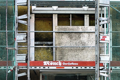 Erster Schritt Fassadenrückbau: Asbestplatten, Dämmung, Unterkonstruktion wer- den abgenommen<br />