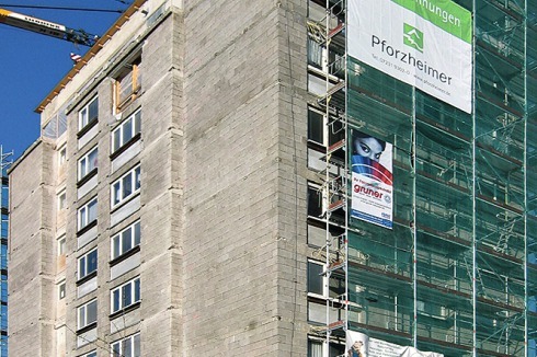 Wohnturm mit Rohbau des neuen Dachgeschosses und „abgesägten“, durchbindenden Balkonplatten<br />