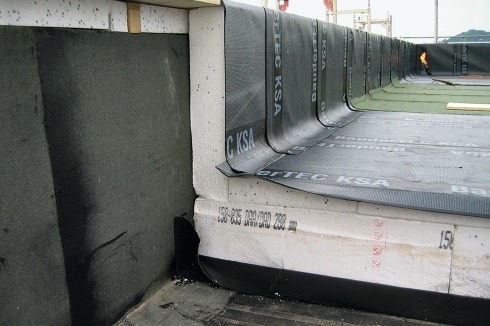 Flachdachaufbau auf dem neuen Penthaus-Geschoss, mit 35 cm Dämmung für Null-Energiestandard<br />
