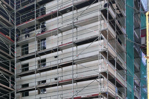 Die Plattengrößen der neuen Fassade, in der Regel 3 auf 5 Meter, reduzierten die Montagezeit<br />