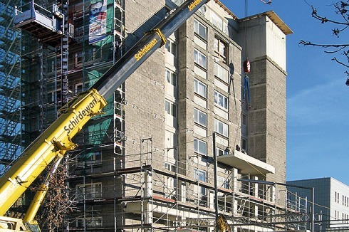 Montage des neuen „Stadtregals“: Loggien vergrößern die privaten Freiflächen um mehr als das Doppelte<br />
