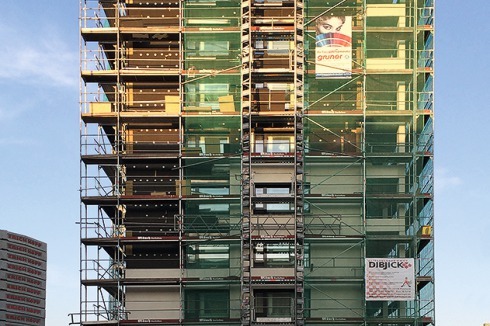Montage der neuen Betonwerkstein-Platten. Sie wurden „gestapelt“, d.h. auf Punktfundamente gesetzt<br /><br />