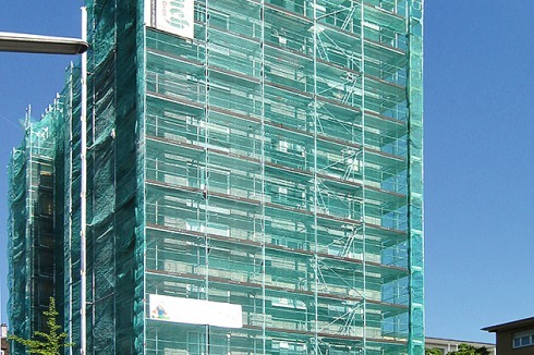 Die Fassade wird bis auf die Rohbaukonstruktion entfernt, sortenreine Trennung der Materialien vor Ort<br />