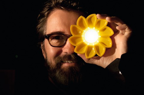 Olafur Eliasson mit der solarbetriebenen LED-Lampe „Little Sun“: Licht für Menschen ohne Zugang zu Strom<br />
