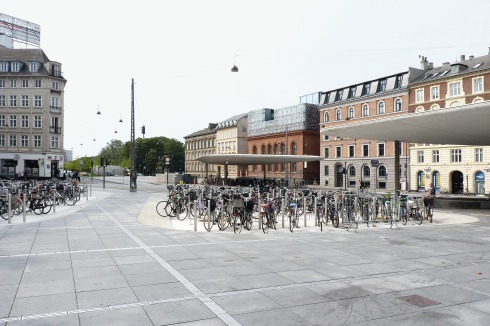 Die Umgestaltung der Platzfläche über dem unterirdischen Bahnhof Nørreport hat die parkenden Fahrräder aufgeräumt<br />