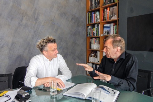 Manfred Hegger (r.) und Boris Schade-Bünsow im Kasseler Büro des Architekten<span class="OffWhite"></span><br />