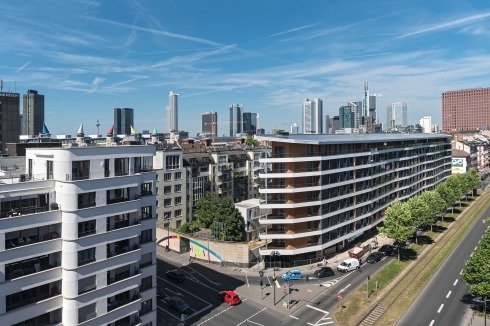 Das Gebäude mit 74 Wohnungen ist 150 m lang und nur 9 m breit. Im Erdgeschoss gibt es auch Carsharing-Stellplätze.<br />