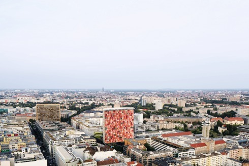 Seit dem Hochhaus für die Berliner Wohnungsbaugesellschaft GSW (1990–99) hat Sauerbruch Hutton <br />das Thema Architektur und Klima nicht mehr losgelassen – genauso wie das Thema Fassade und Farbe<br />