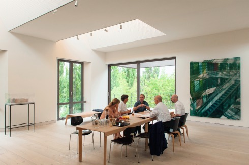 Stadtbauwelt-Gespräch im August 2015 bei Sauerbruch Hutton. Von links: Caroline Wolf (Sauerbruch Hutton), Matthias Sauerbruch, Thomas Auer, Bauwelt-Redakteure Kaye Geipel und Jan Friedrich<br />