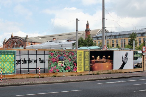 400 laufende Meter Bauzaun-Galerie am Bahnhofsvorplatz.<br />