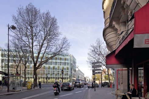 Kreuzung Boulevard Montparnasse/Rue de Sèvres mit der Metrostation Duroc. <br />