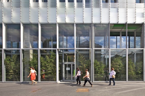Die weitgehend offene Passage entlang der Straße.<br />