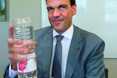 Zum seinem Projekt Steglitzer Kreisel erklärt Christoph Gröner mit Tasse und Wasserflasche in der Hand, dass ihm bisher nur der Sockel gehört.<br />