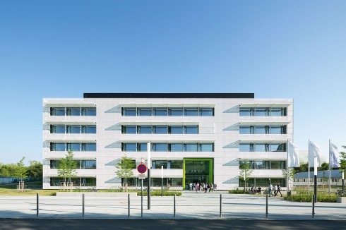 Der grün gerahmte Eingang soll an das „satte Grün der Campuswiesen“ anknüpfen.<br />