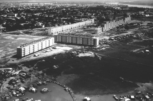 Die Front du Bassac in den 60er Jahren. In der Mitte oben das White Building, rechts die Apartments für Sportler von Vann Molyvann, daneben das im Bau befindliche Preah Suramarit Theater, ebenfalls von Vann Molyvann<br />