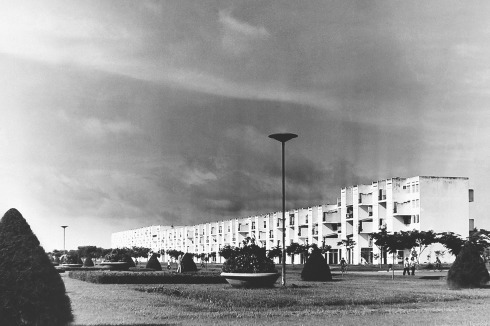 In den 60er Jahren war das White Building von Parkanlagen umgeben, ebenfalls von Lu Ban Hap gestaltet <br />