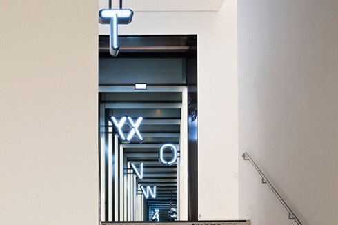 Verlaufen würden man sich ohne sie wohl nicht – die großen Neonbuchstaben sind eher dazu da, dass der Besucher auf seinem Parcours keines der 26 Ausstellungskapitel übersieht<br />
