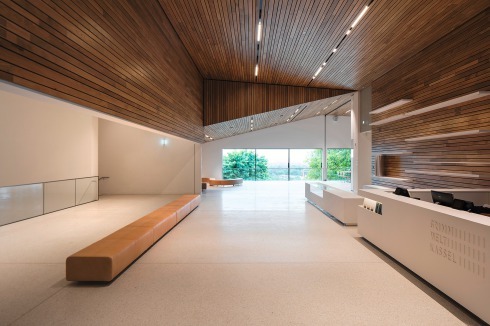 ... zeichnen sich auch in der Decke von Foyer, Shop und Café ab.<br />
